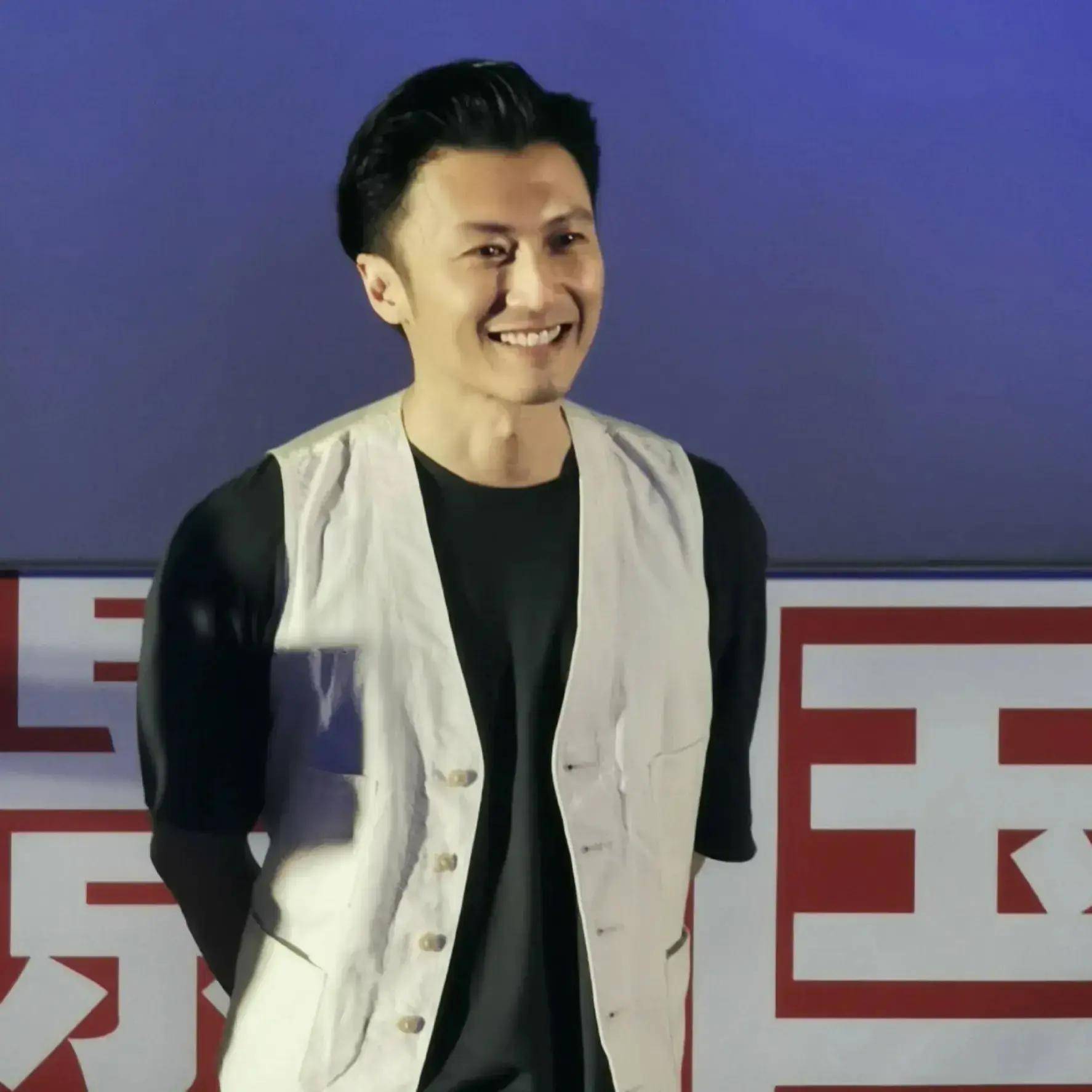 谢霆锋晒大儿子近照,18岁谢振轩给父亲设计演出服,疑带儿子出道