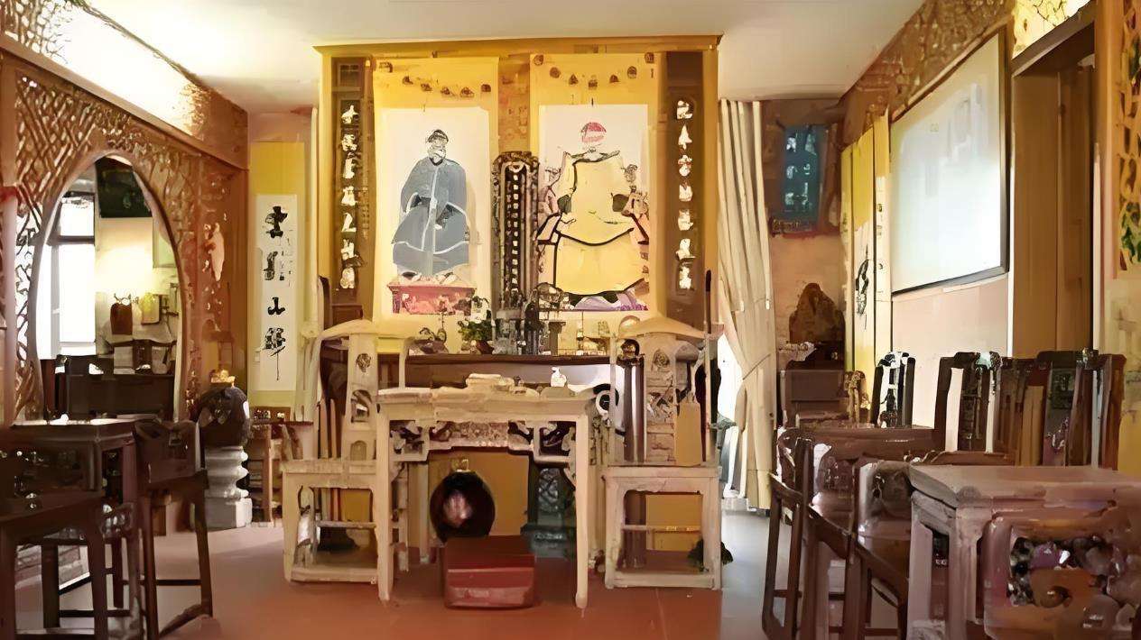 7世孙仍穿龙袍祭祖,家里布置和皇宫一样