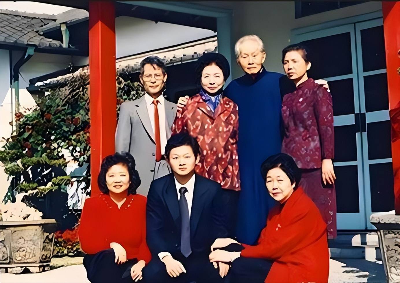 1985年,孙立人和两任夫人张晶英,张美英的合影,看起来恩爱有加