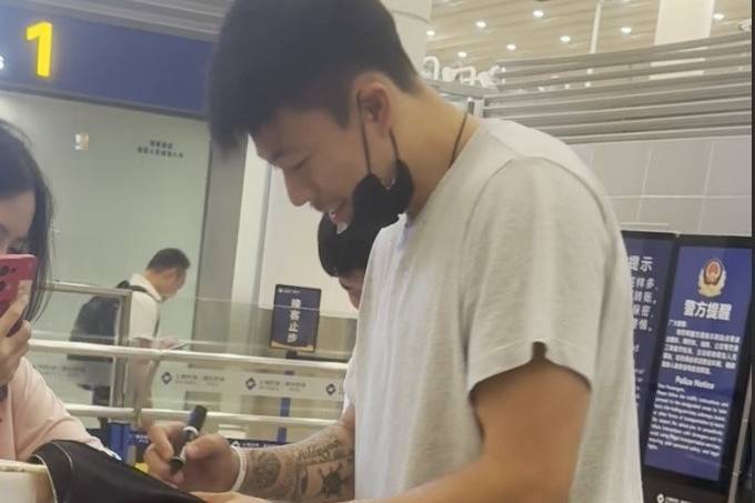 张镇麟抵达上海与球队会合 机场为球迷签名被拍