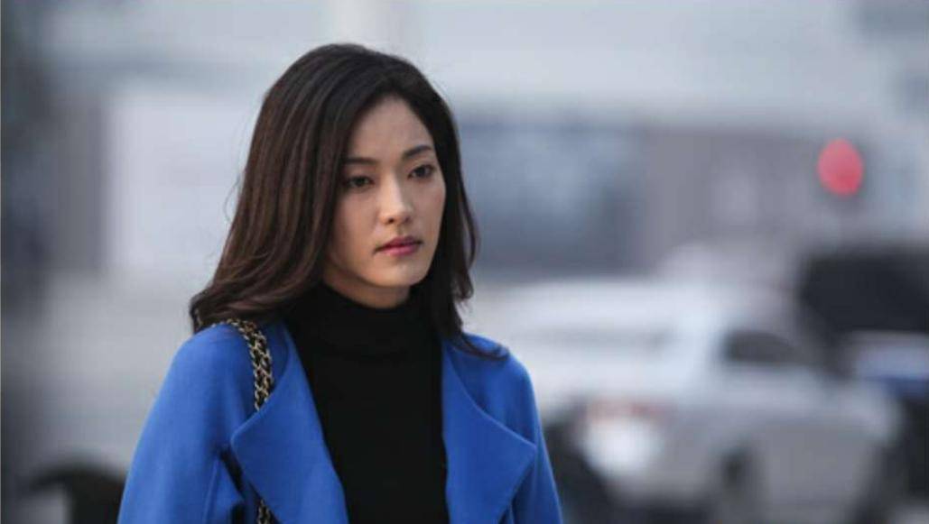 她是人艺当家花旦,丈夫是著名演员,生龙凤胎又靓又帅满足又幸福