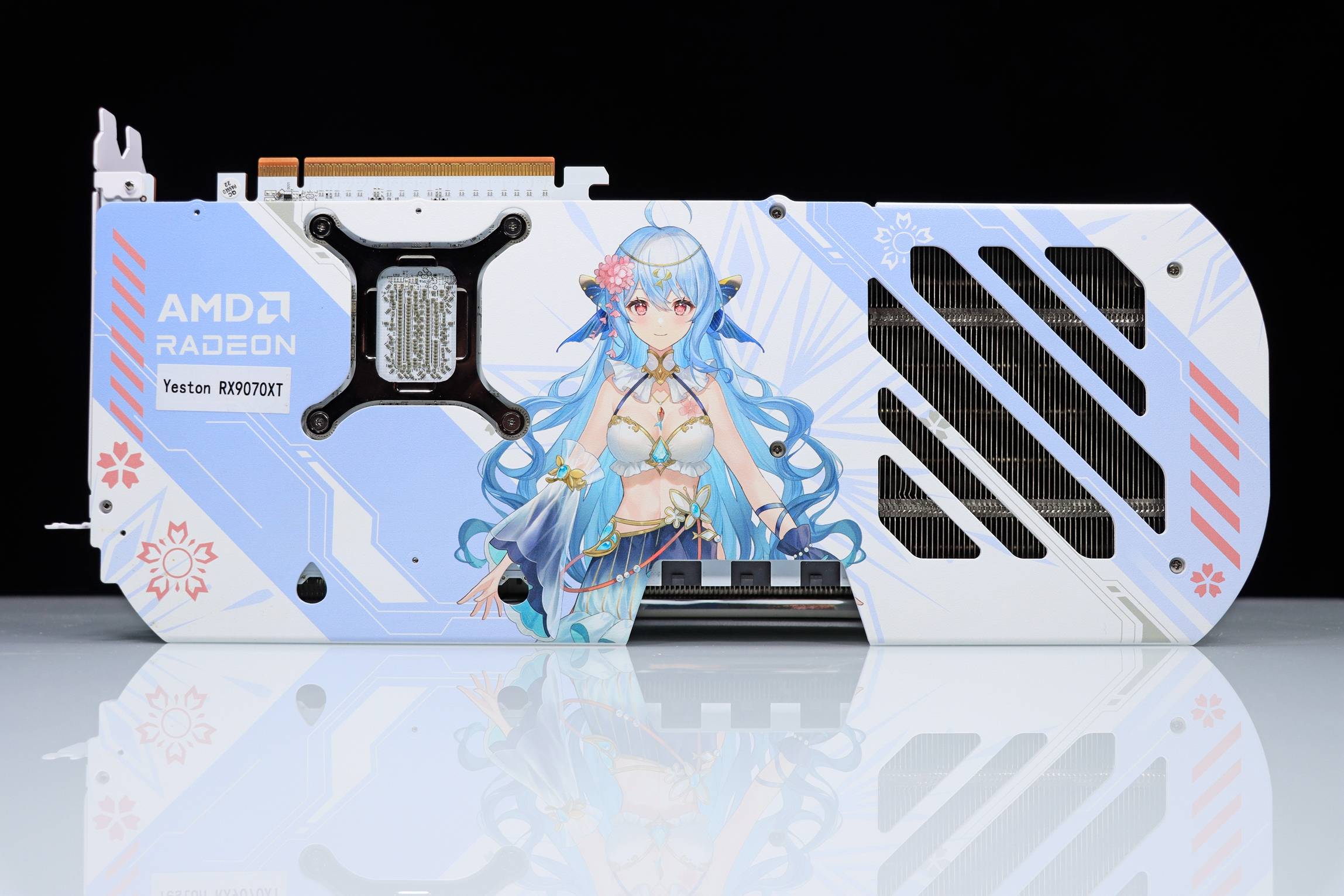 显卡采用纯金属背板,并采用高精度 uv 喷绘出独特的二次元小姐姐樱瞳