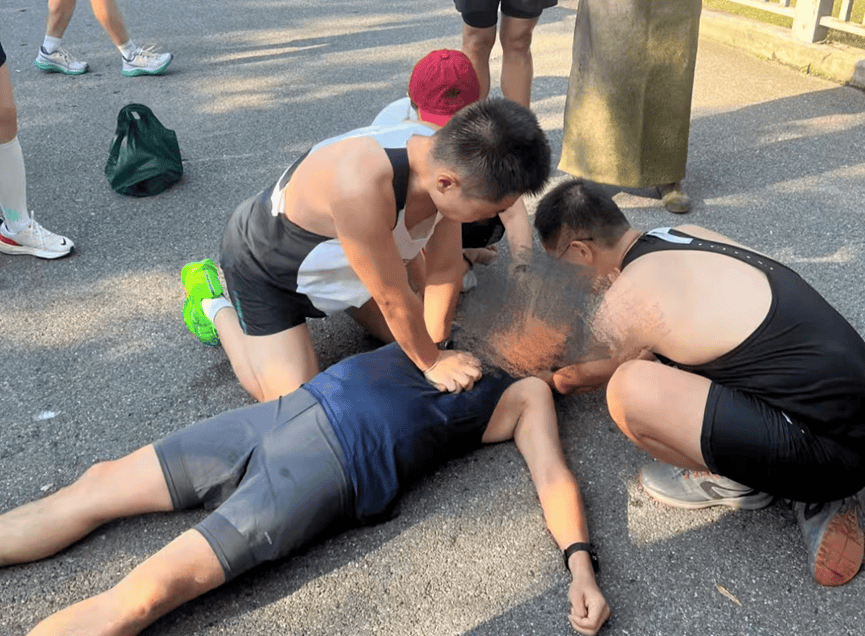 bob半岛体育-老年跑者突然倒地失去意识！火箭军医务人员紧急施救