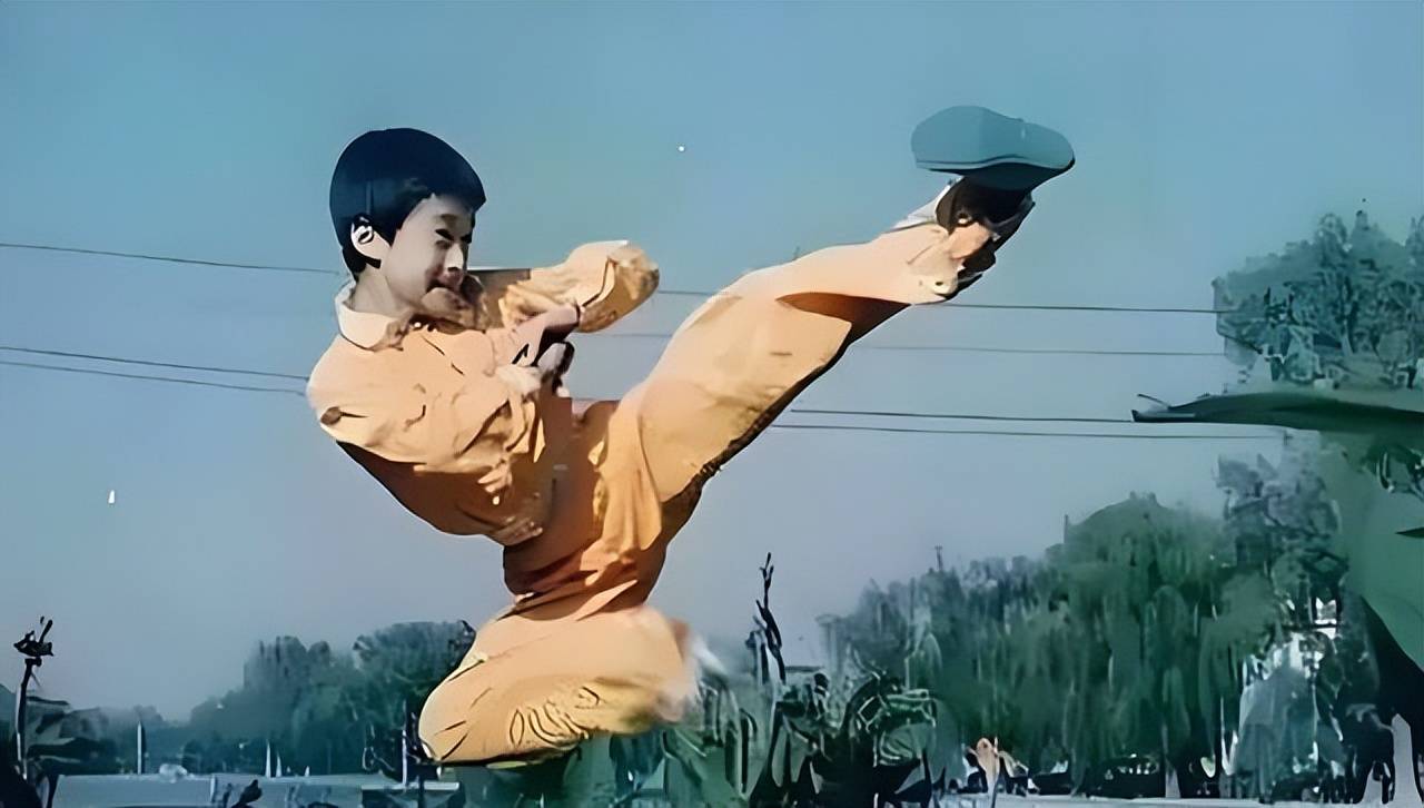 从武术指导到"战狼",成为影坛骄傲的吴京,离不开父亲的培养