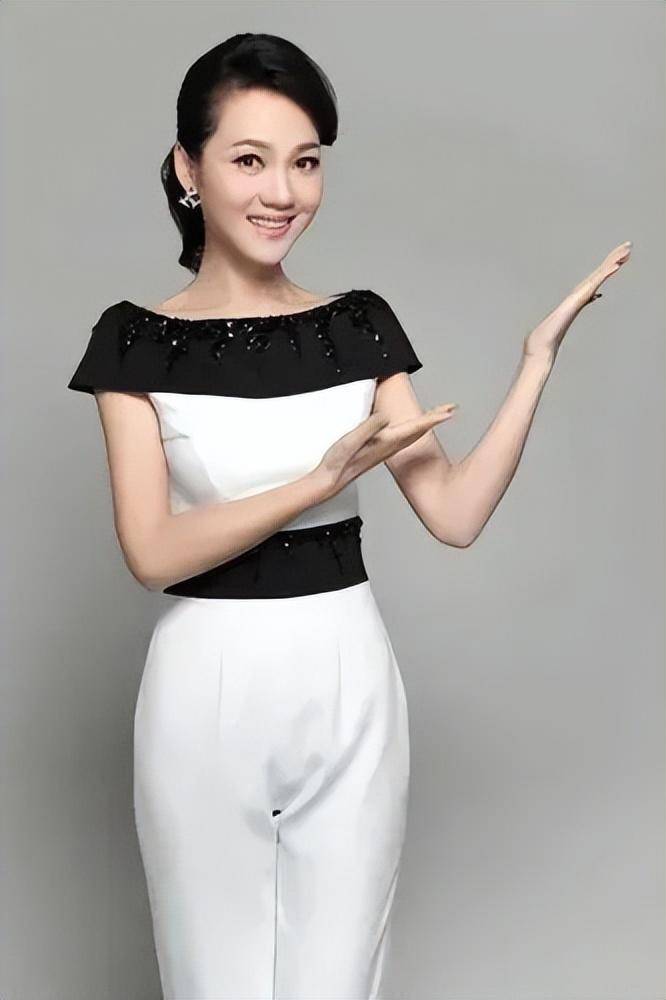 周群:曾是安徽卫视一姐,和郭德纲传绯闻,老公至今成谜