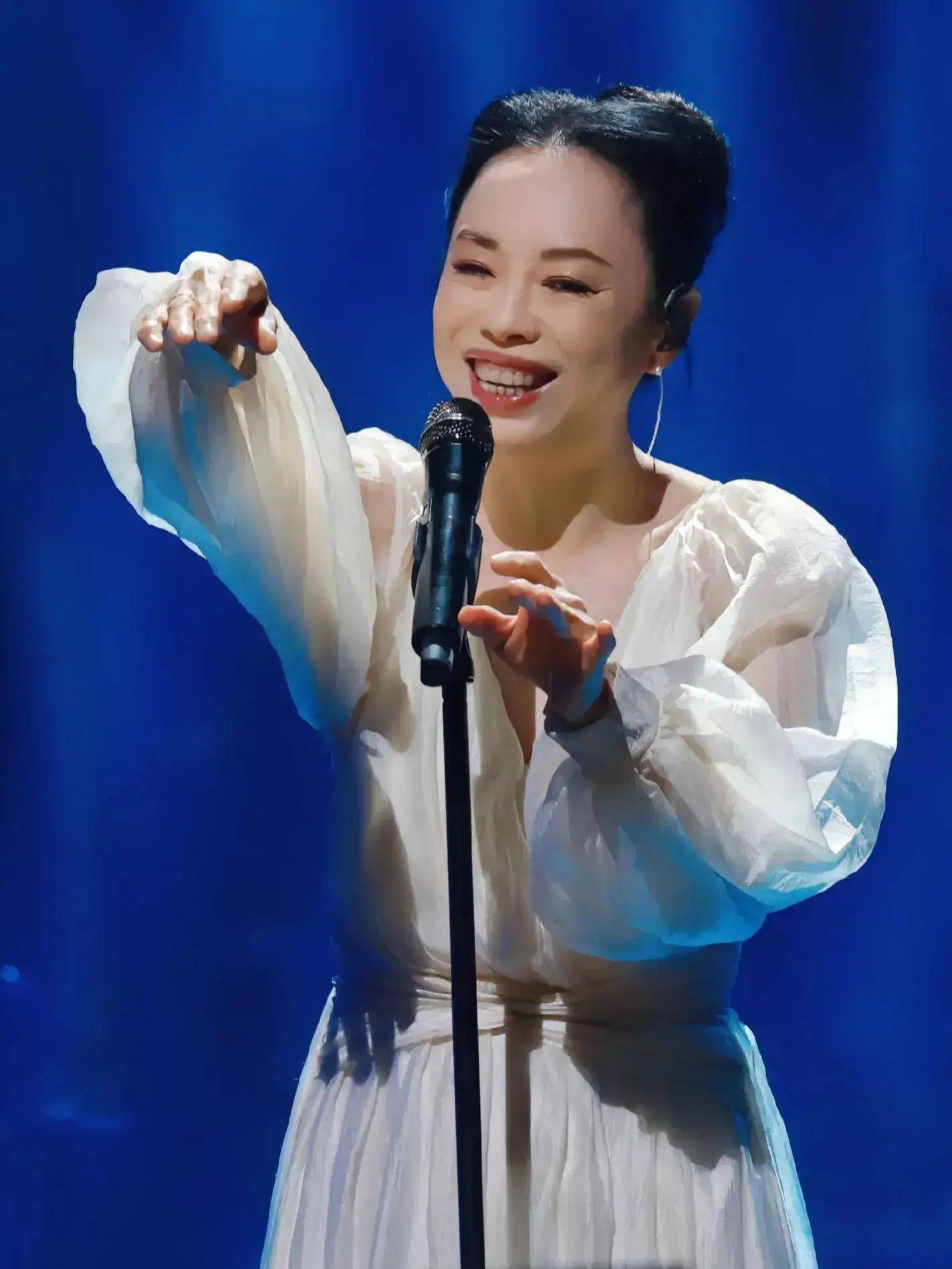 歌手黄绮珊:三婚三离,膝下无儿无女,54岁只有"干儿子"杜海涛