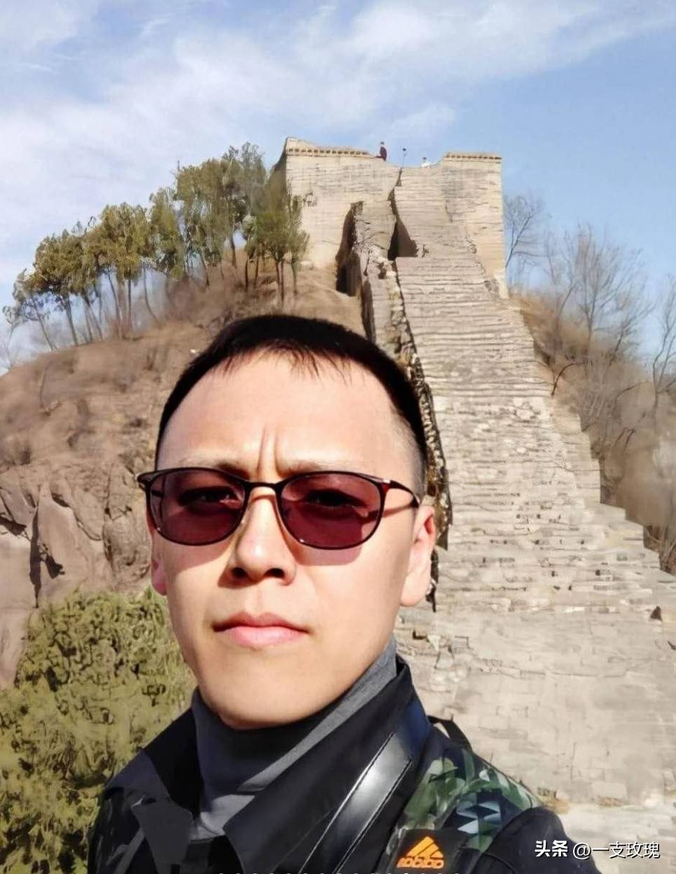 在社交媒体上,翁斐然的近照迅速引发了热议