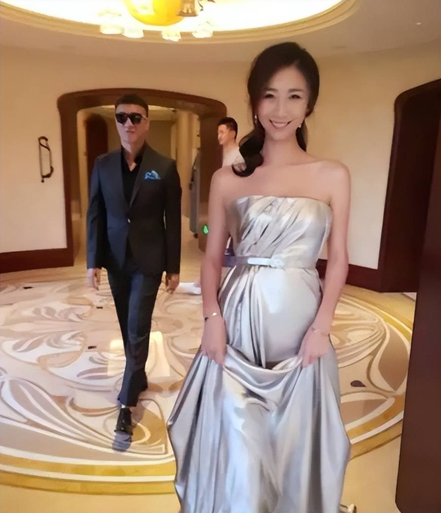 丰满还穿紧身连衣裙翘臀好迷人