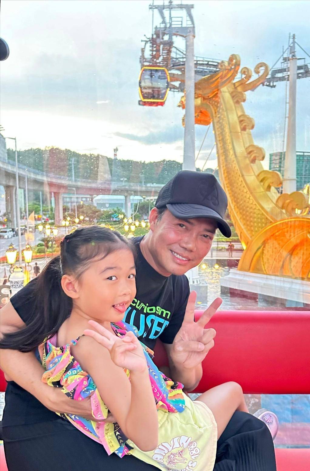 谢天华一家四口合照罕曝光!老婆优雅迷人,5岁女儿受宠儿子调皮