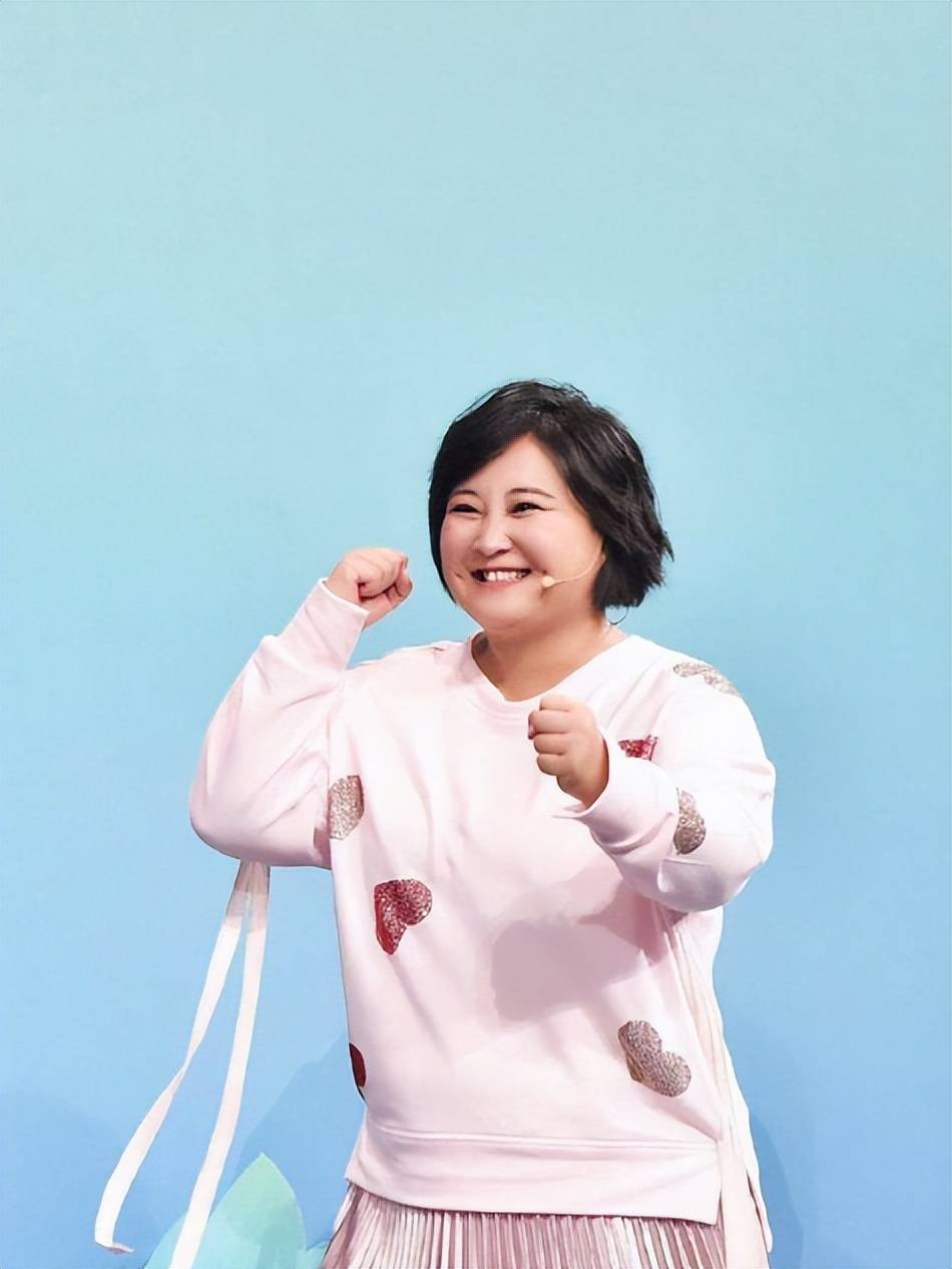 贾玲胖了?最新机场照,身材略浮肿?真实状态曝光,藏不住了