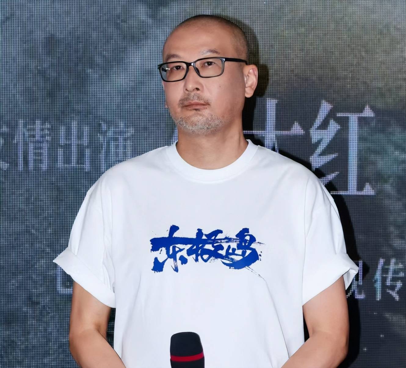 梁静管虎机场送儿子上学,16岁犇犇身高190,跟爸爸共用一张脸