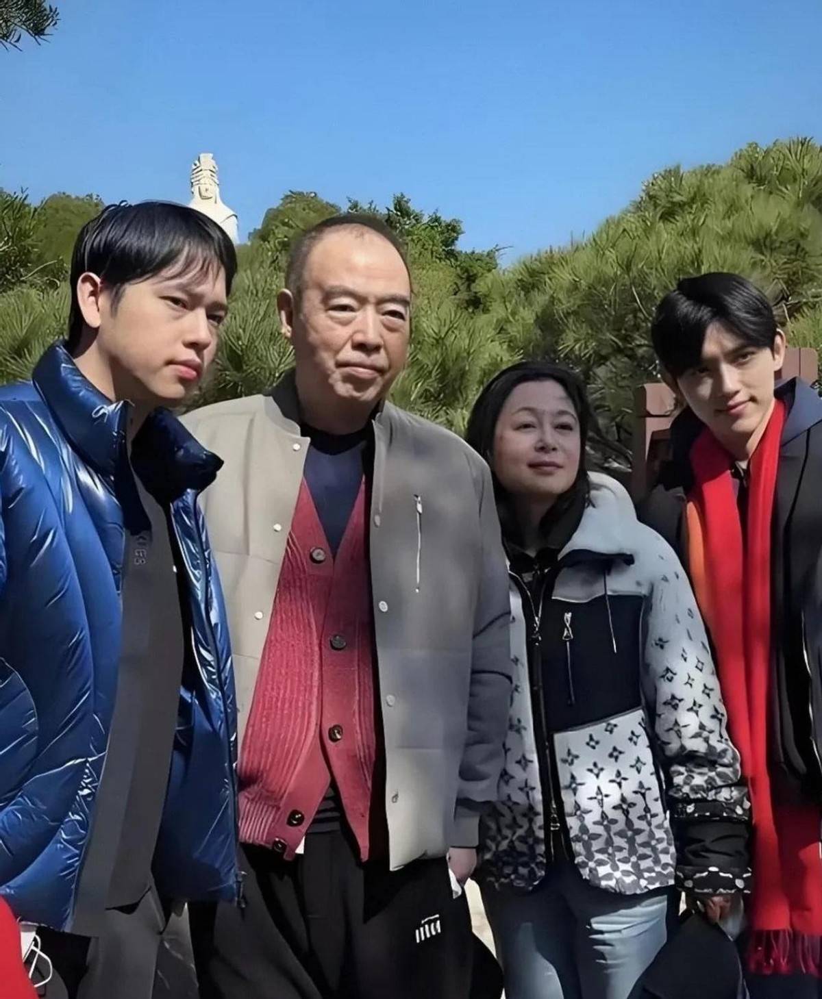 陈凯歌夫妇日本被偶遇发量减少显秃顶陈红包包竟挂玩偶?