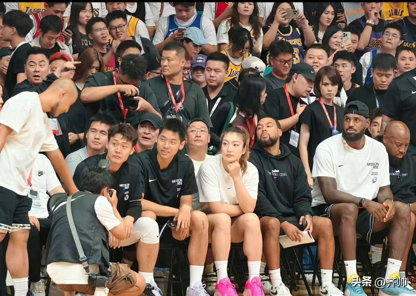 李梦和詹姆斯，今夜跳“霸王步”庆祝！赵睿、韦世豪来到现场助兴