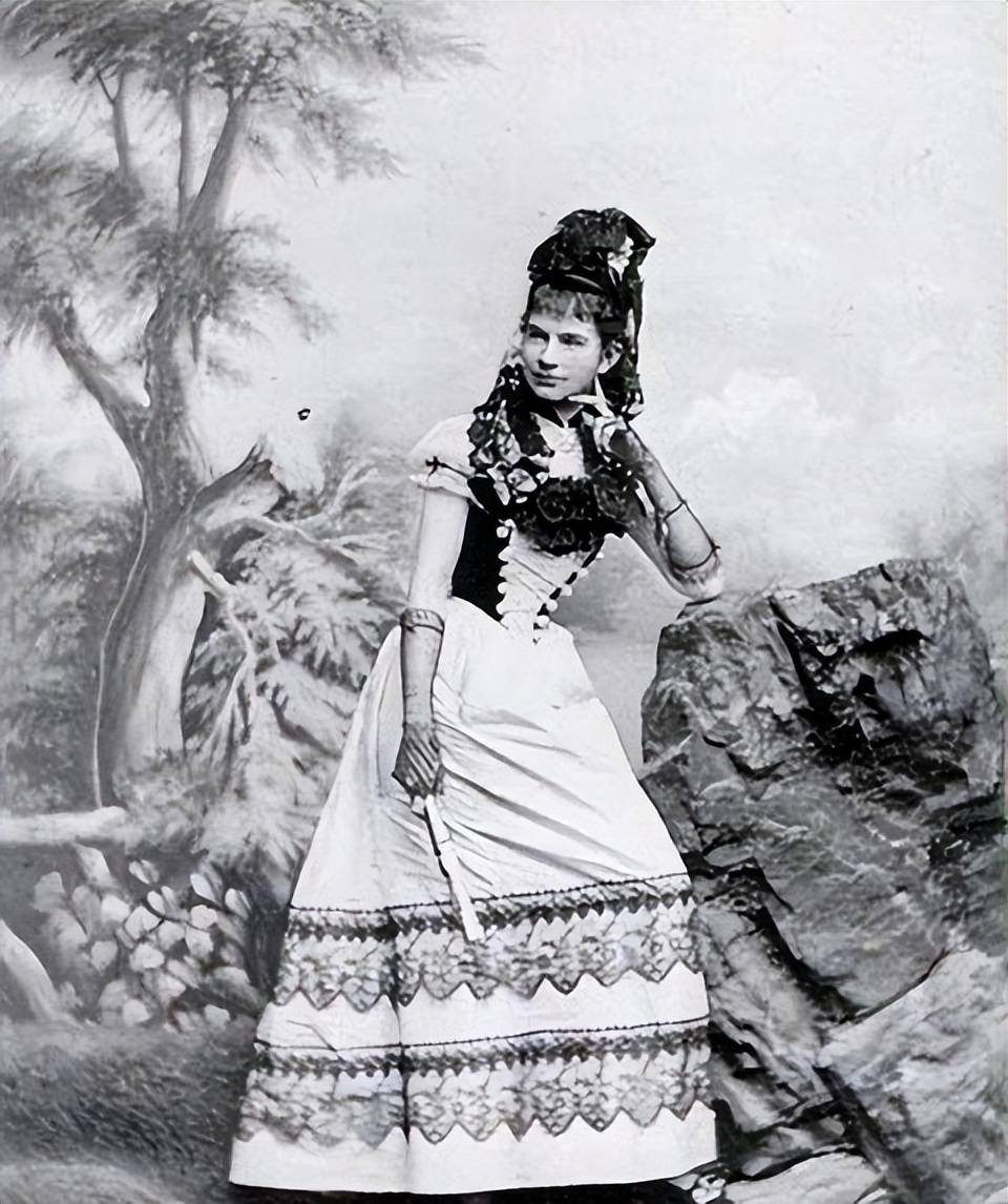 1889年,51岁茜茜公主为自杀而死的独子哀悼,儿媳在一旁掩面痛哭