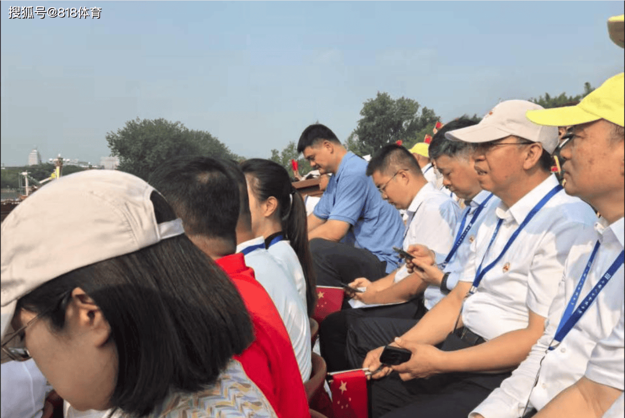 可爱!姚明观礼抗战胜利80周年阅兵,2米26坐看台比普通人站着还高