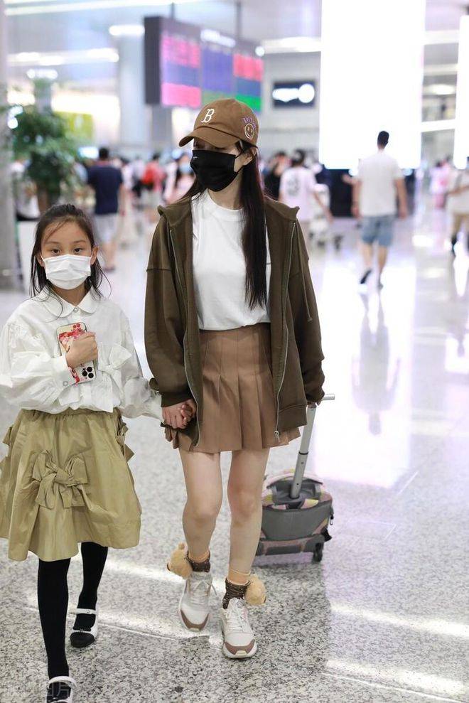 李小璐携女儿外出游玩,12岁甜馨快跟妈妈一样高了,母女俩像姐妹