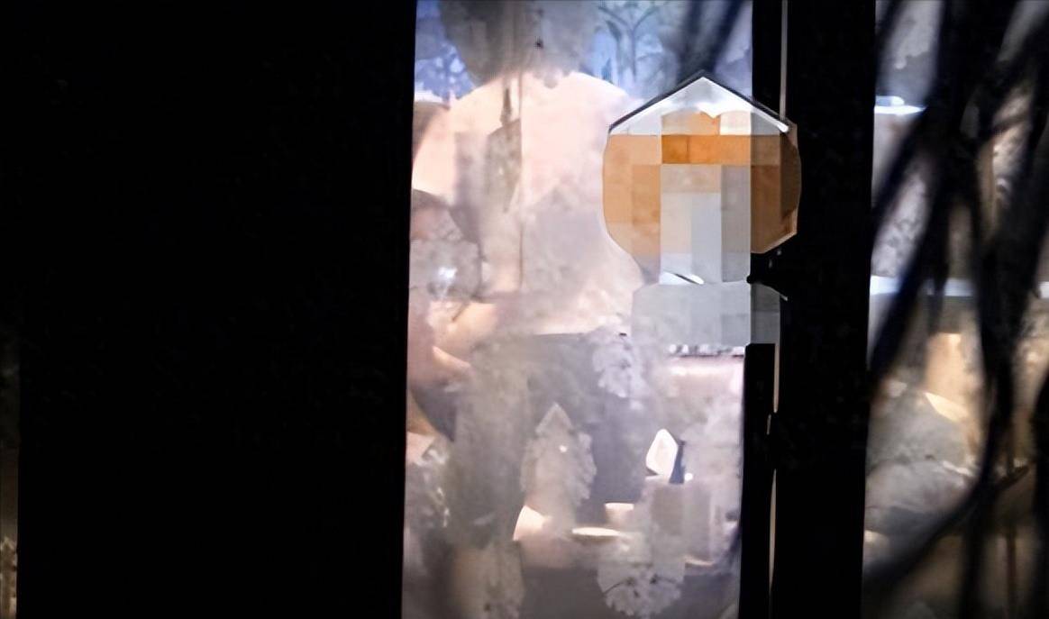 私生活混乱,不拉窗帘与男友玩"拔萝卜",周冬雨还是暴露了本性