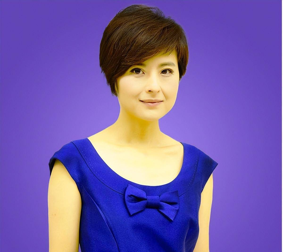 张泉灵露面惹争议!51岁满头白发断崖衰老,模样变化大,不敢认了