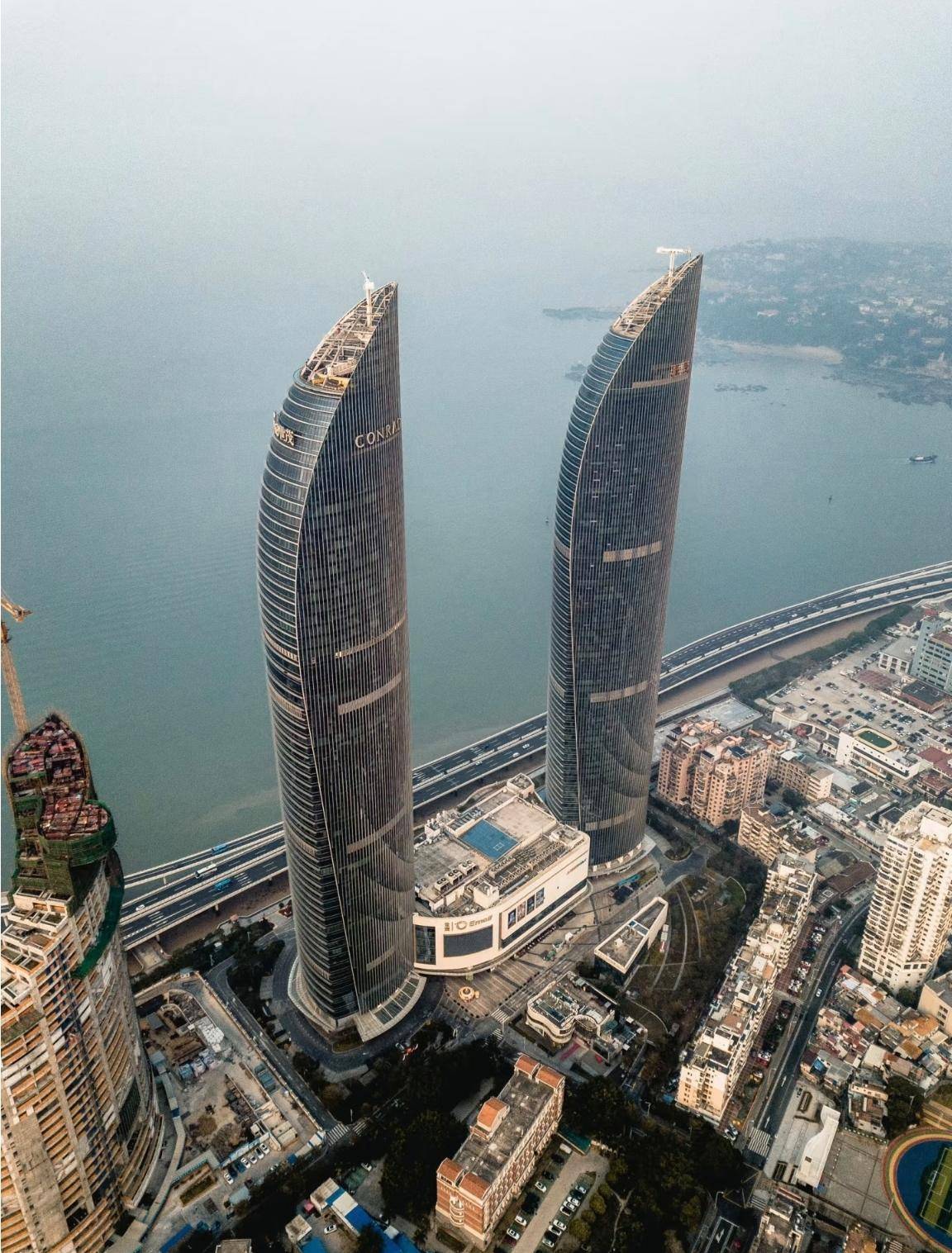 厦门第二高楼,高度300米的厦门世茂海峡双子塔,妥妥的地标建筑