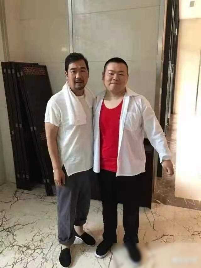 岳云鹏探班师傅和张国立老师,现场气氛融洽,笑声不断!
