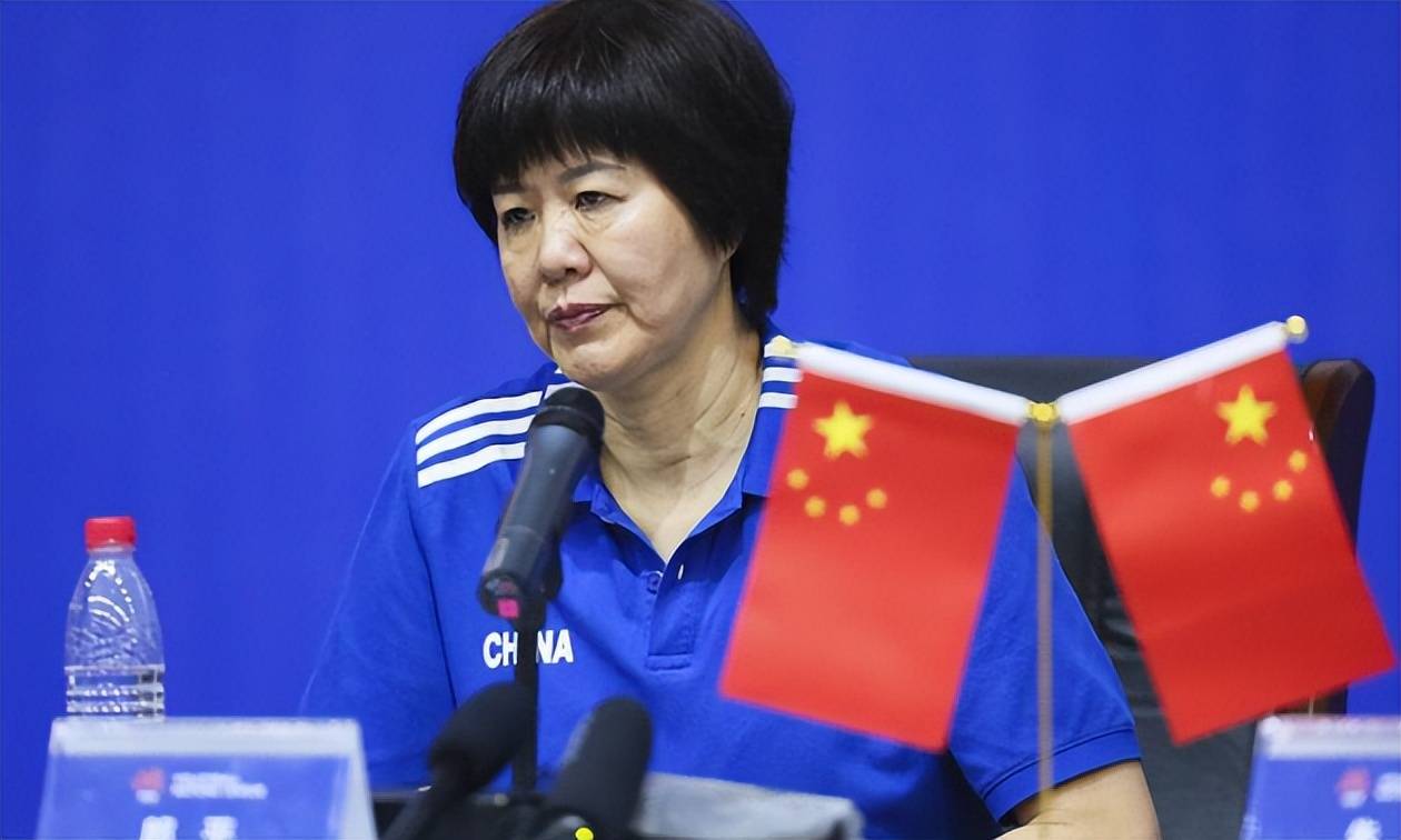 中国女排大爆冷!球迷喊话郎平第三次出山,郎平一个举动亮明态度