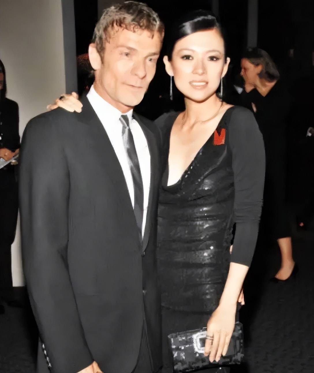 惊!章子怡前男友近照曝光,59岁仿佛80岁,时尚打扮不失老练风范