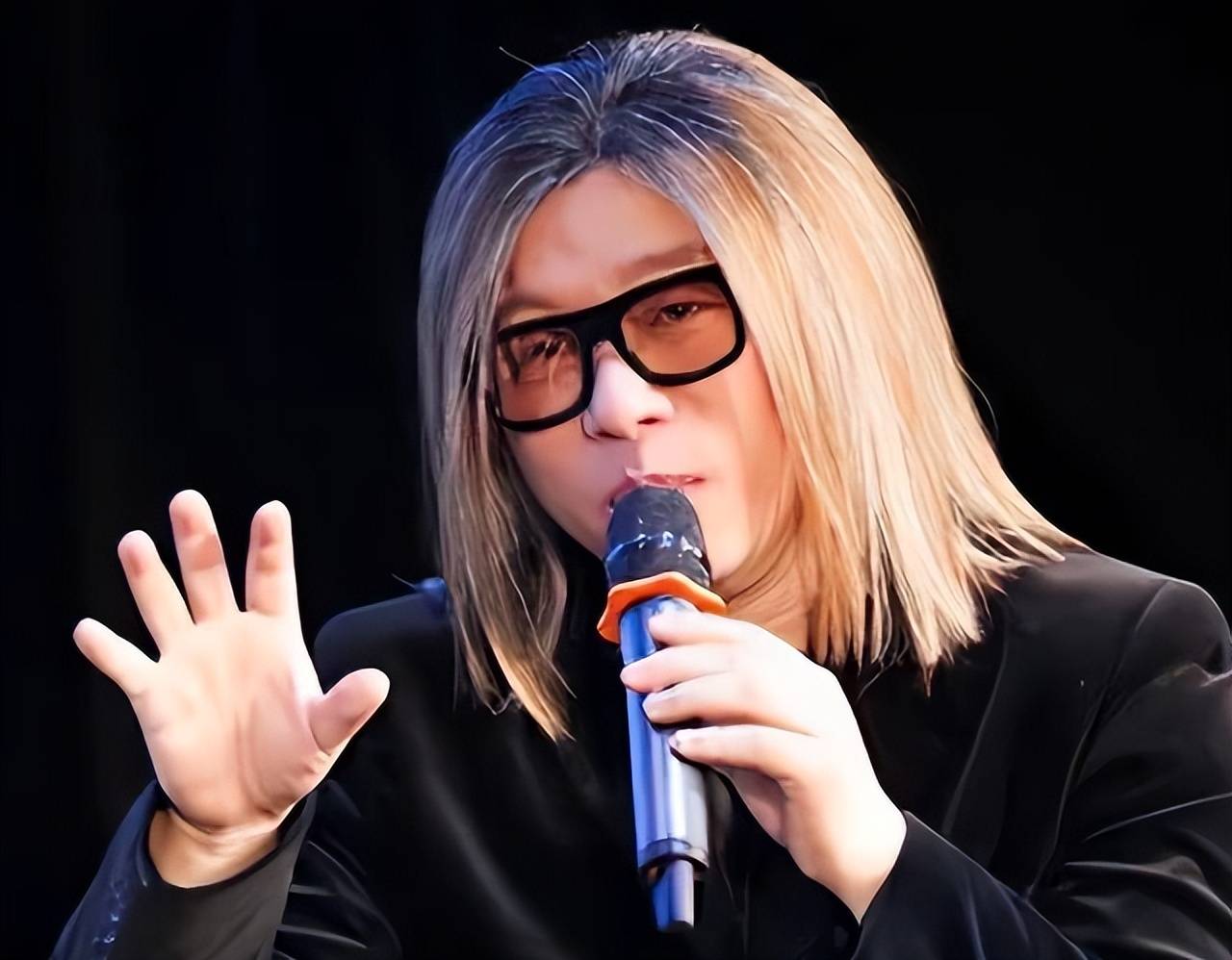 歌手郭峰:22岁年少成名,在音乐方面很有见解,61岁单身看缘分