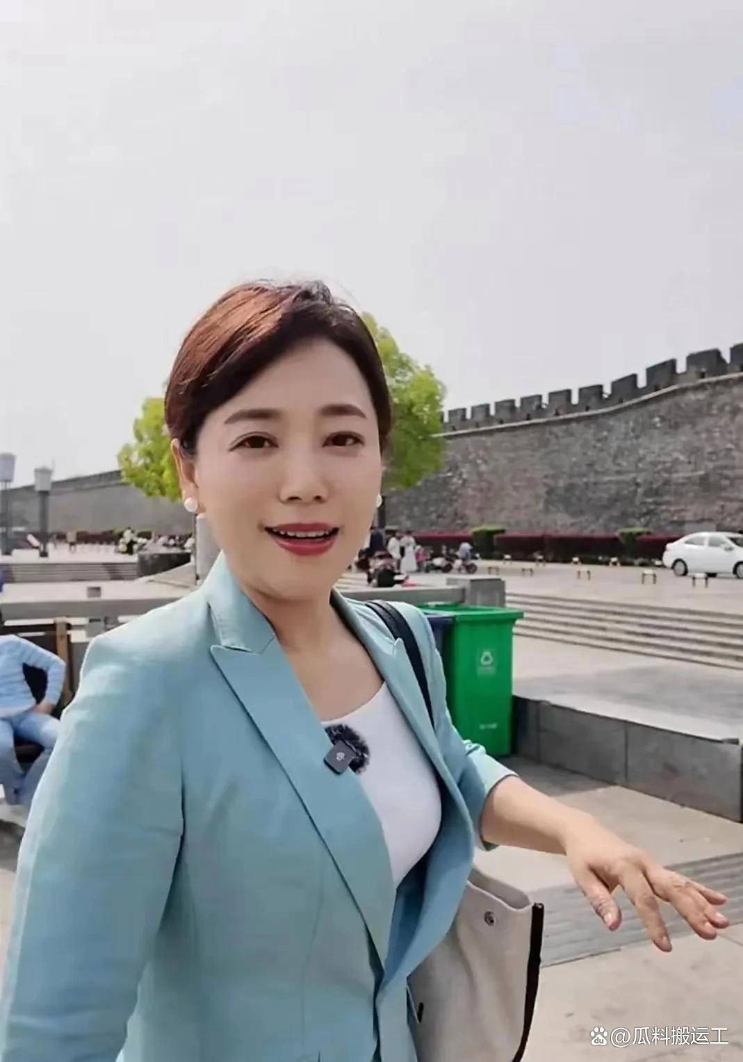央视名嘴劳春燕的逐梦之旅!夫妻异地分居19年,高龄产子三月返岗