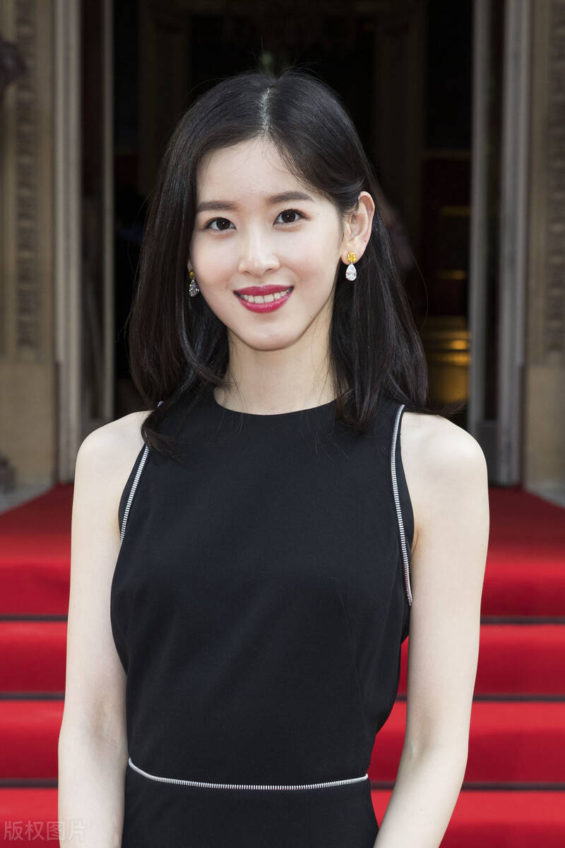 章泽天清纯人设已经崩塌,在机场穿搭的很普通,本人并不是很漂亮