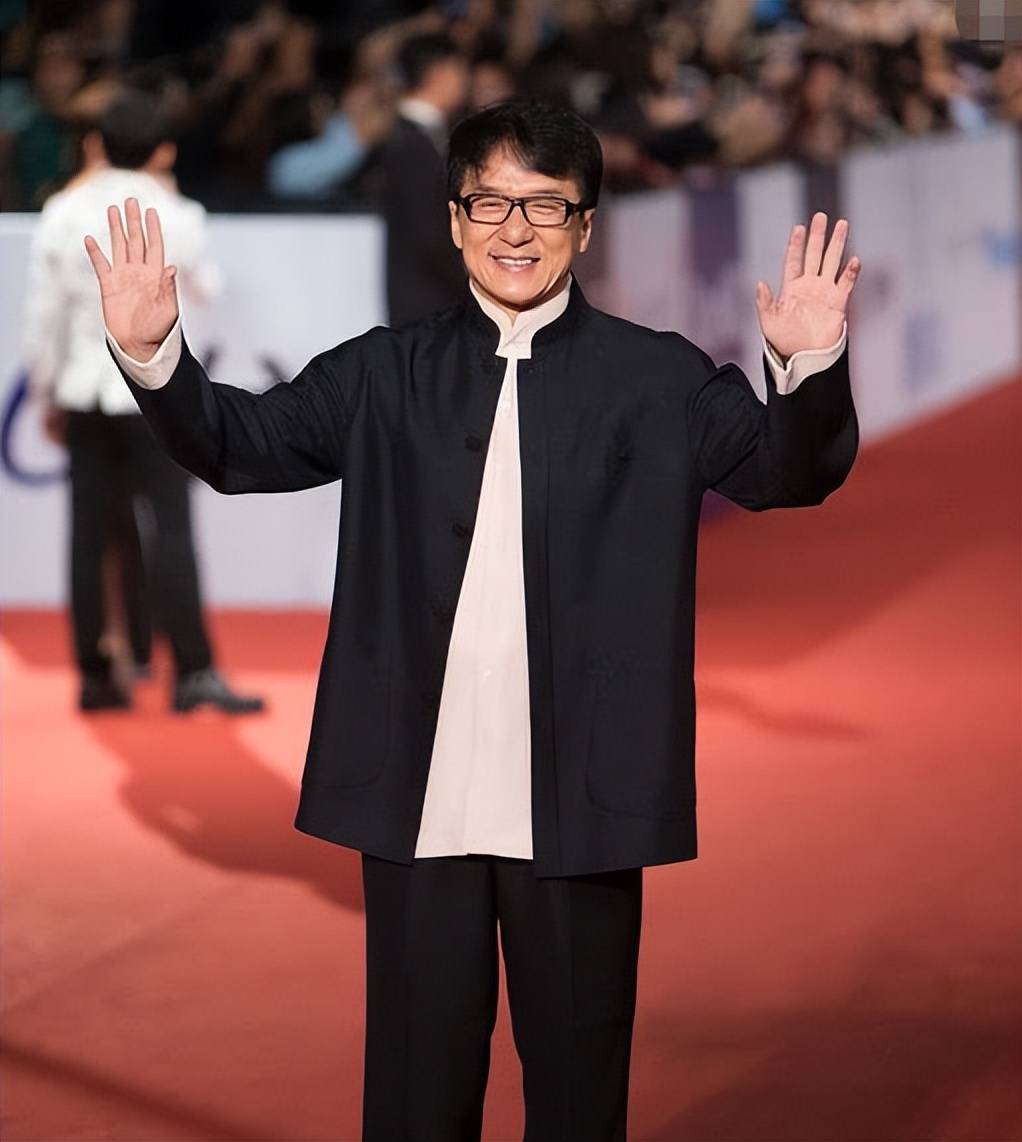 成龙:从龙套"武行"到国际巨星,他的经历有多传奇
