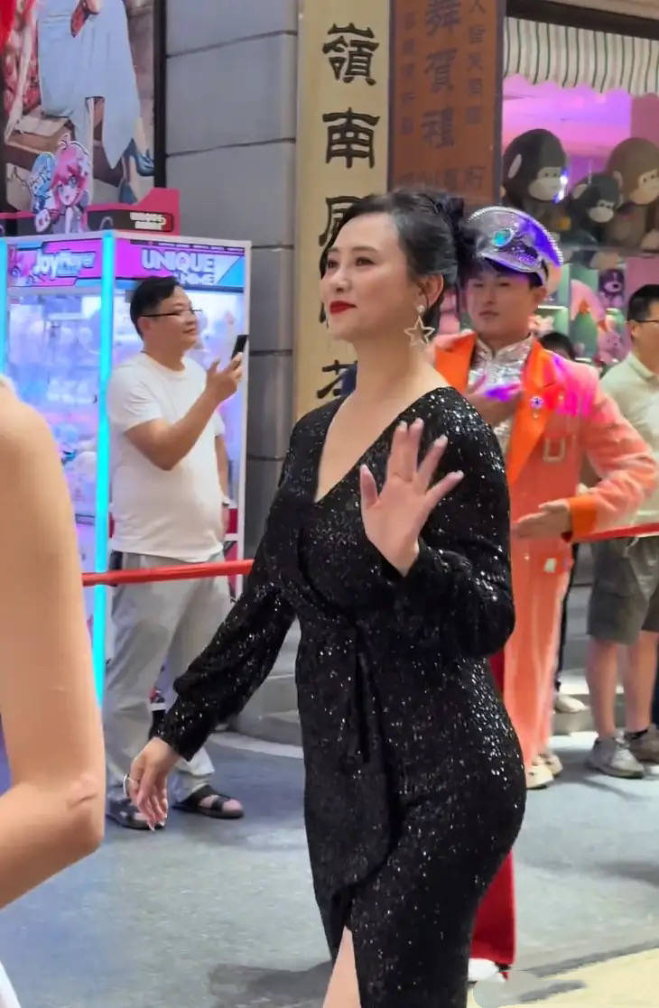 57岁翁虹景区跳舞"谋生",穿紧身裙暴露真实身材,看着有150斤