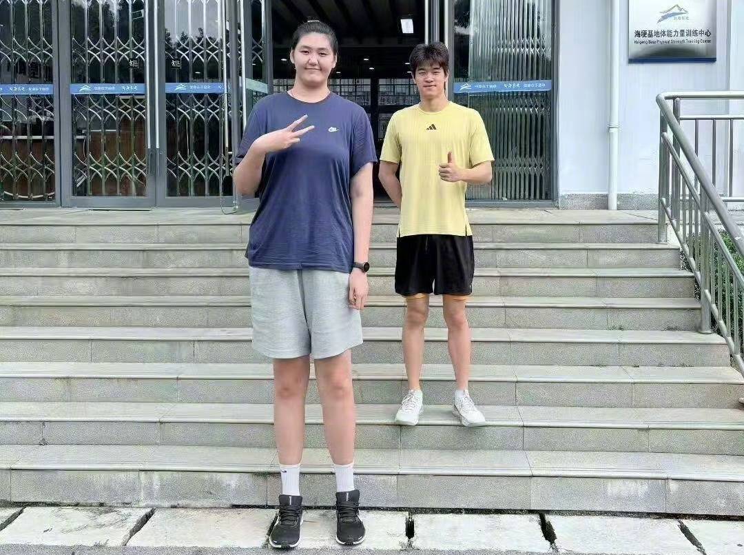 潘展乐与张子宇的“最萌身高差”合影引爆网络