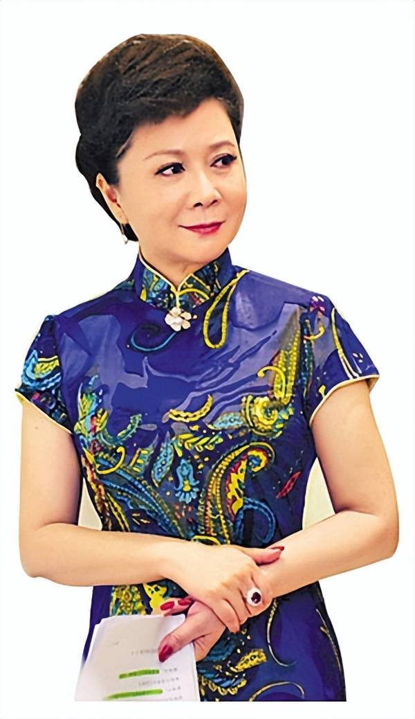 失去了长期搭档的蔡明并未因此选择离开春晚,相反,她以坚韧不拔的毅力