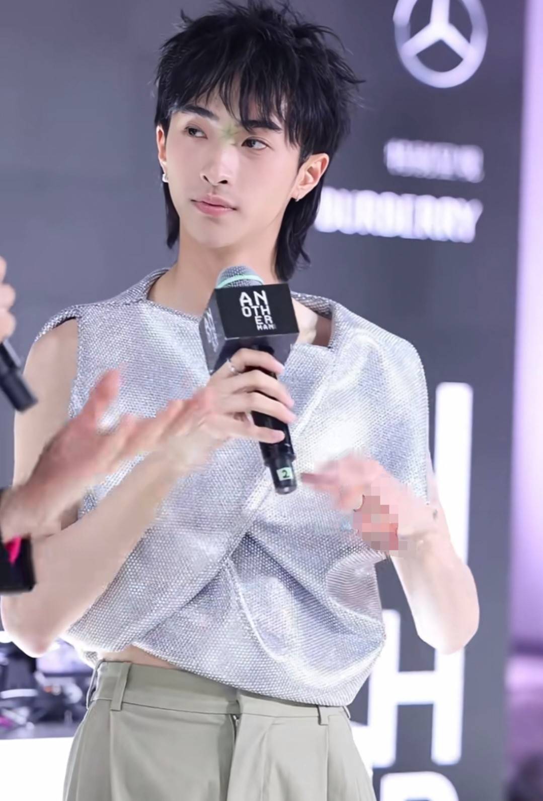 伊能静儿子恩利与宋佳同框合照,造型吸睛五官精致,被夸有教养