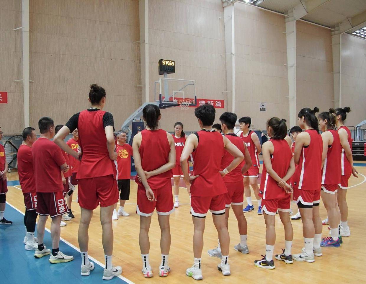 中国女篮热身赛来了！2米26张子宇备战，18岁1米75篮板王成新亮点