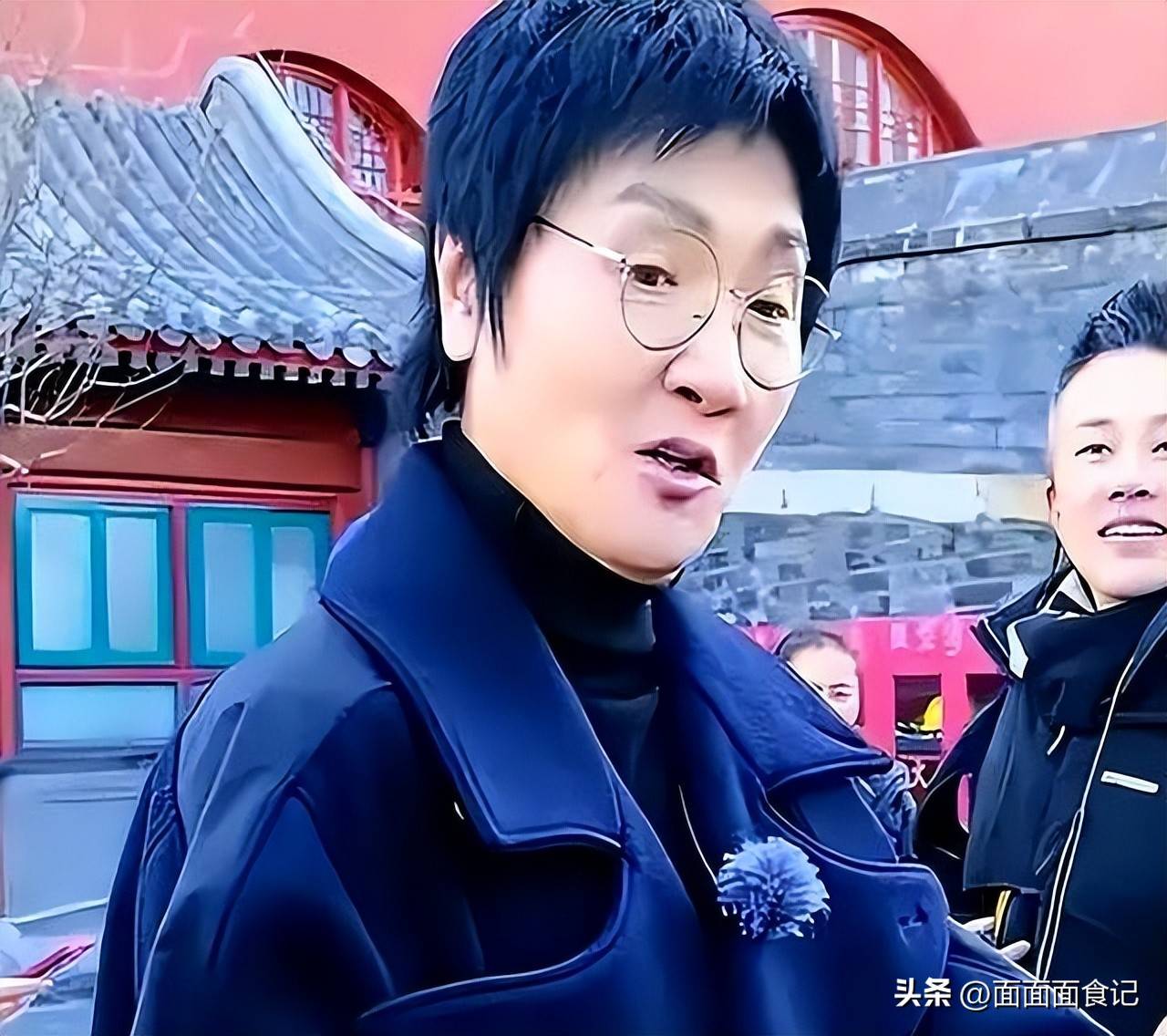 56岁孙楠近况:现身郑州,瘦成皮包骨,主动和粉丝握手超亲切