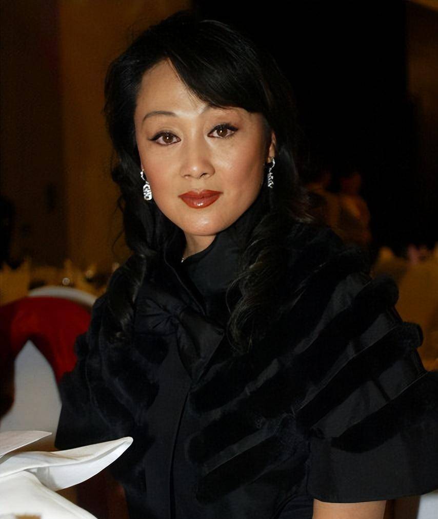 演员王姬:嫁初恋高峰,儿女双全,风光背后有泪珠