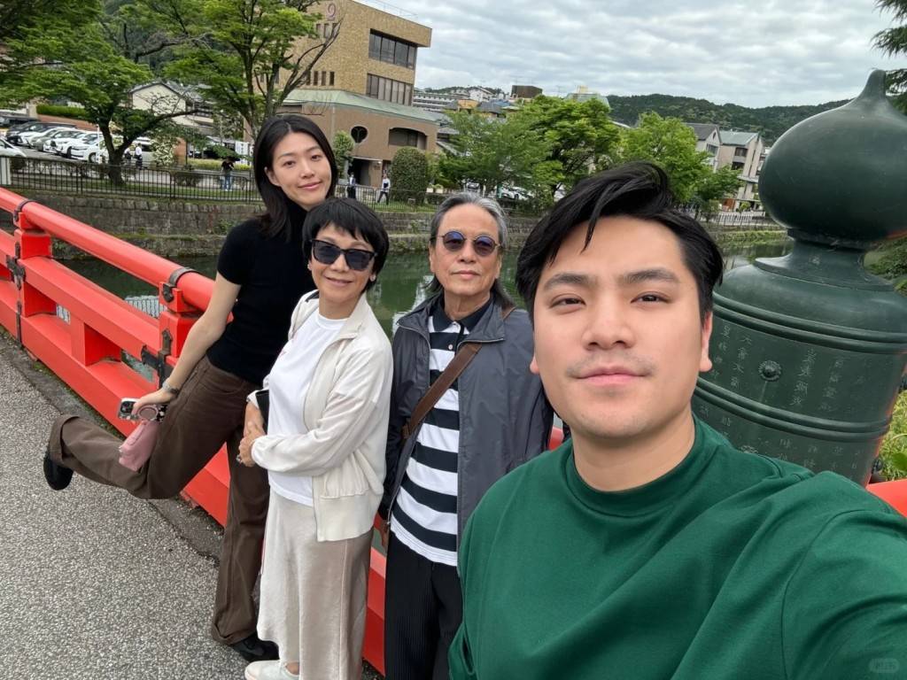 从照片可见王令尘与太太游天翼和父母张艾嘉,王靖雄在日本伊豆桂川之