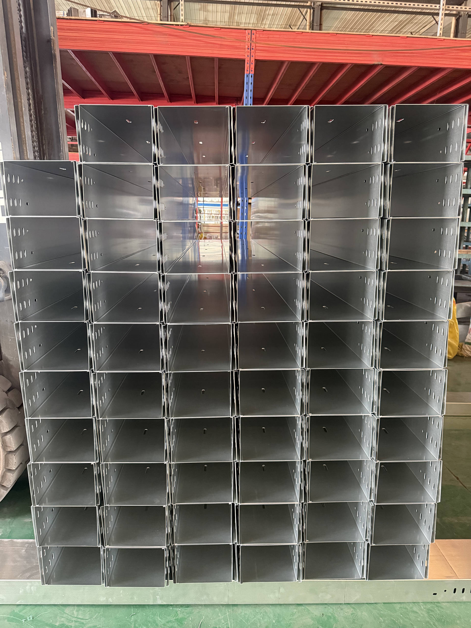 top级无锡鑫宏发金属制品有限公司:槽式防火桥架,金属电缆桥架,电线槽