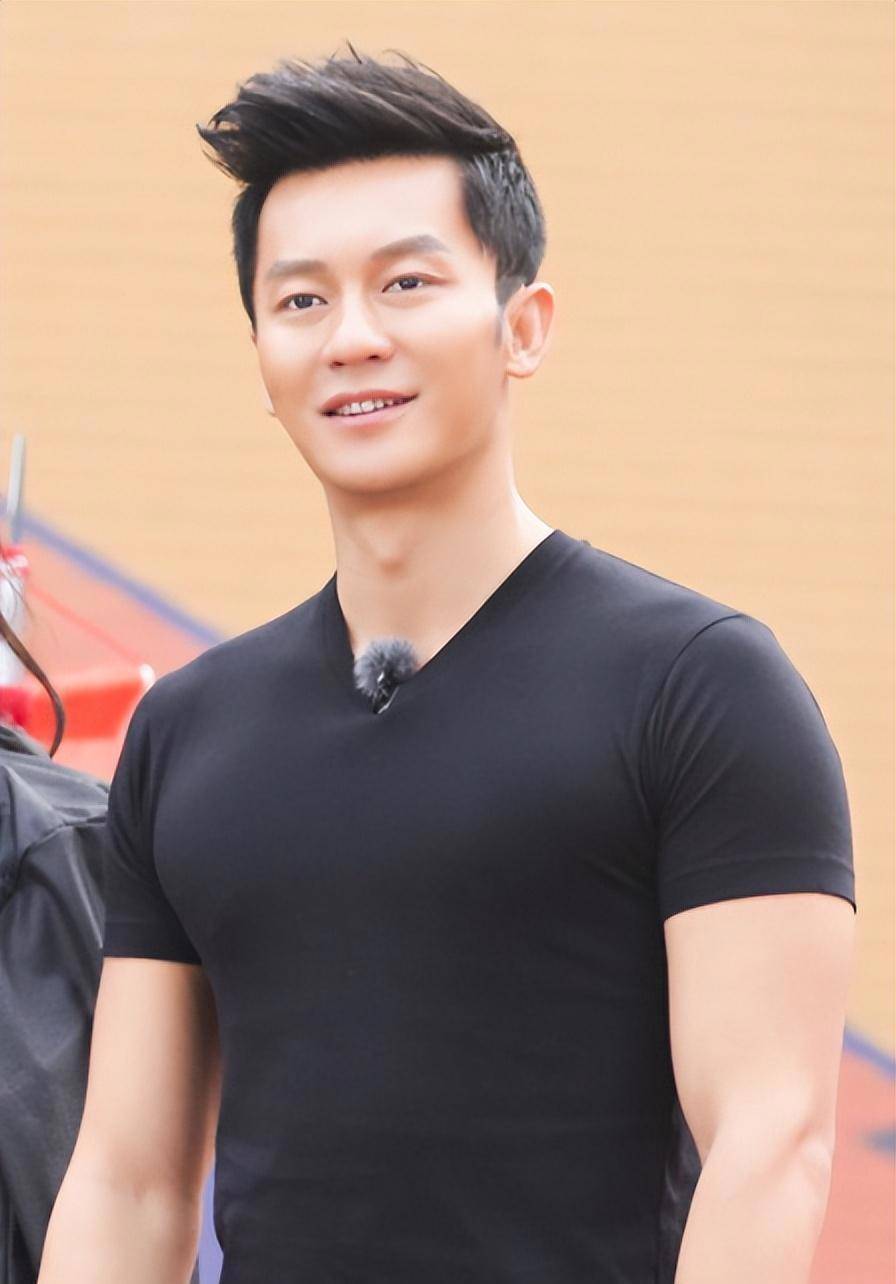 46岁李晨的现状:无儿无女父母离异,现单身,5任前女友都大美女