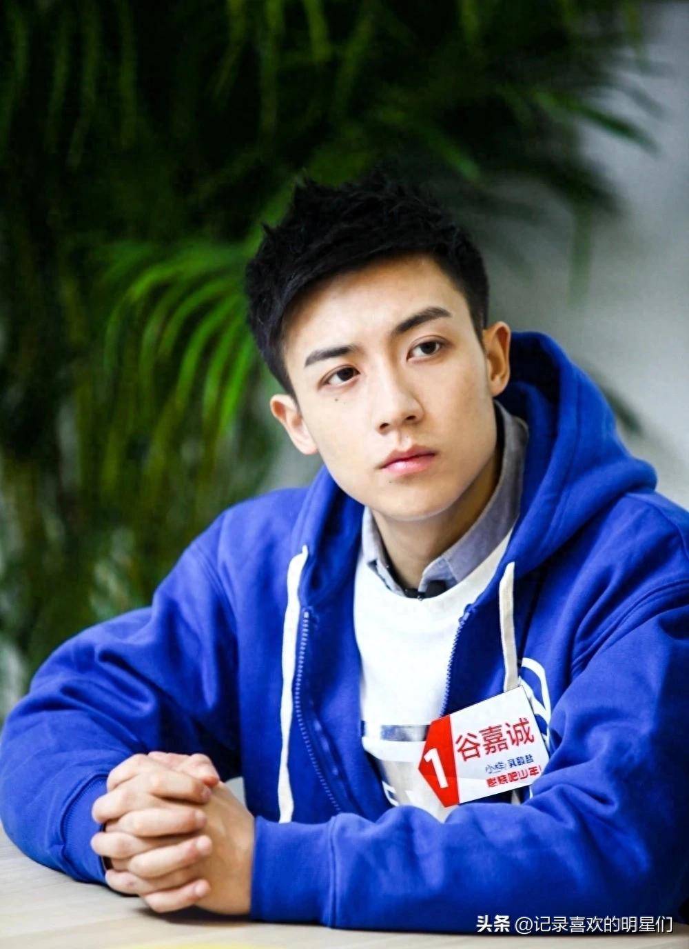 谷嘉诚的气质独特,具有硬朗的五官和一种成熟男人的魅力