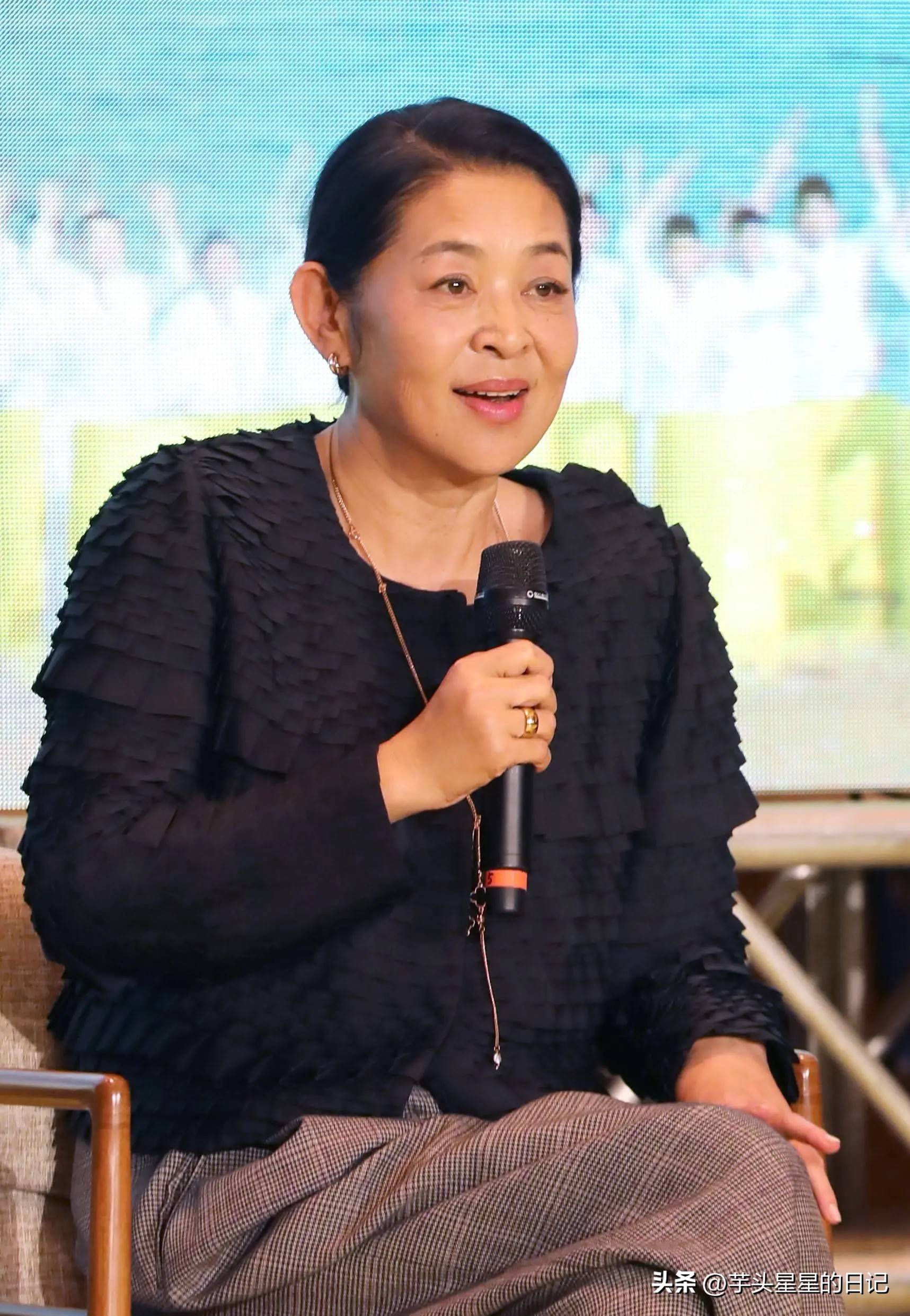 66岁倪萍现身长沙,脸部僵硬凹凸不平,眼睛浮肿严重,老到认不出