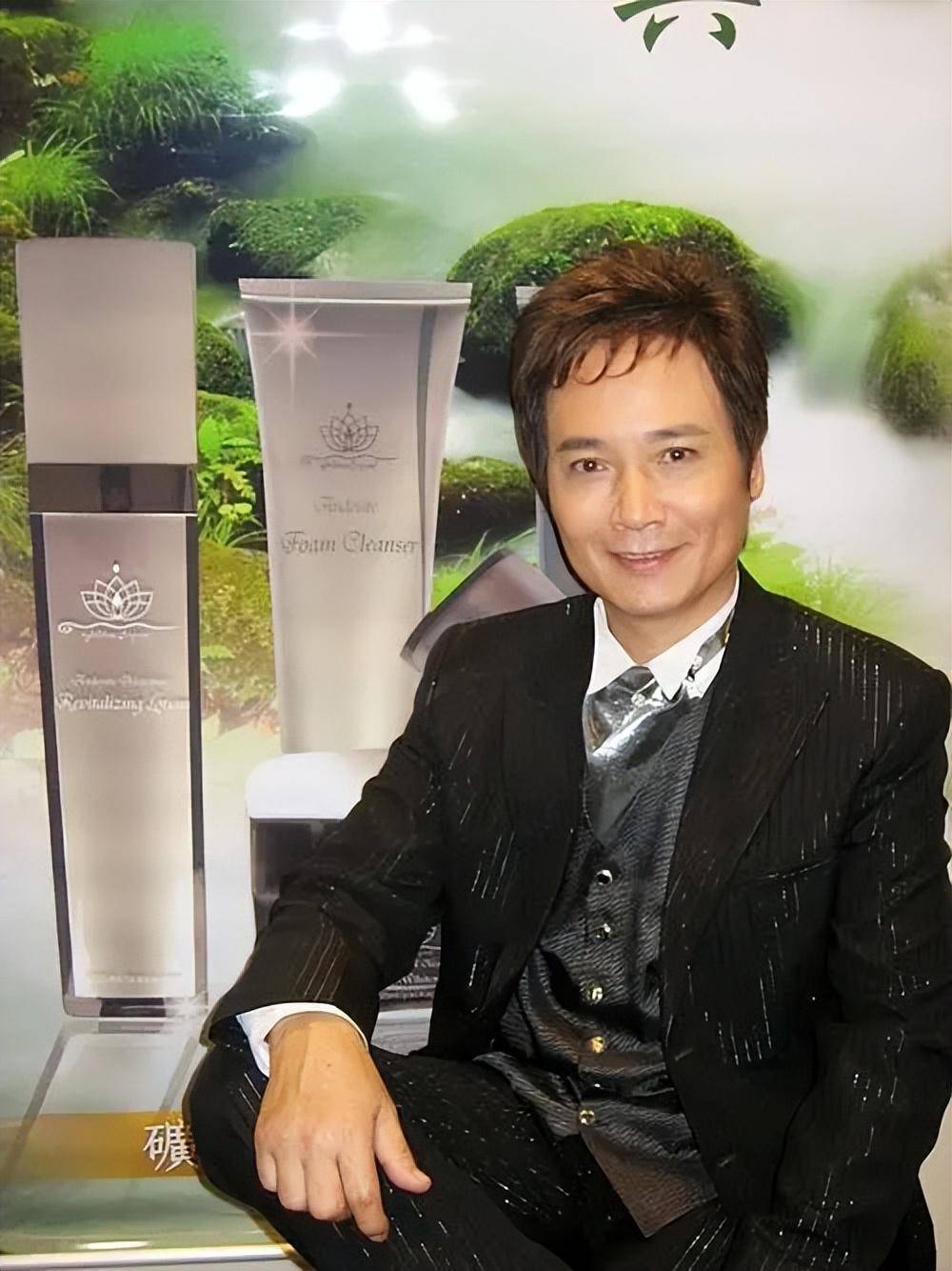 现在的孟飞与第三任妻子罗月伶恩爱和睦