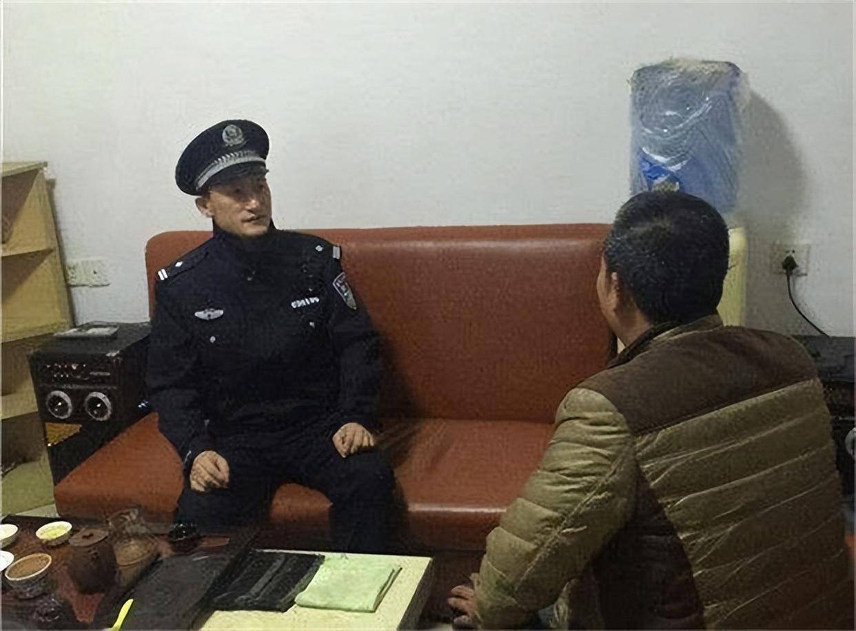 王海峰的哥哥在警察的审问下声泪俱下,恨自己当时没能及时阻止弟弟做