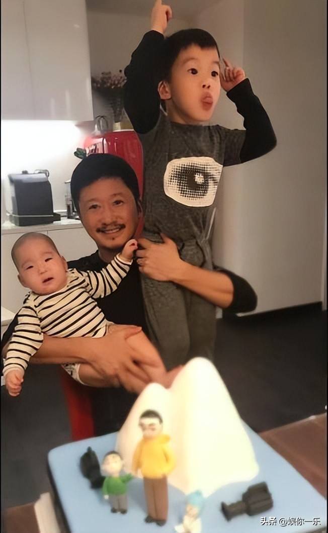 原创吴京小儿子亮相电影首映站c位大劈叉干净利落比哥哥还帅
