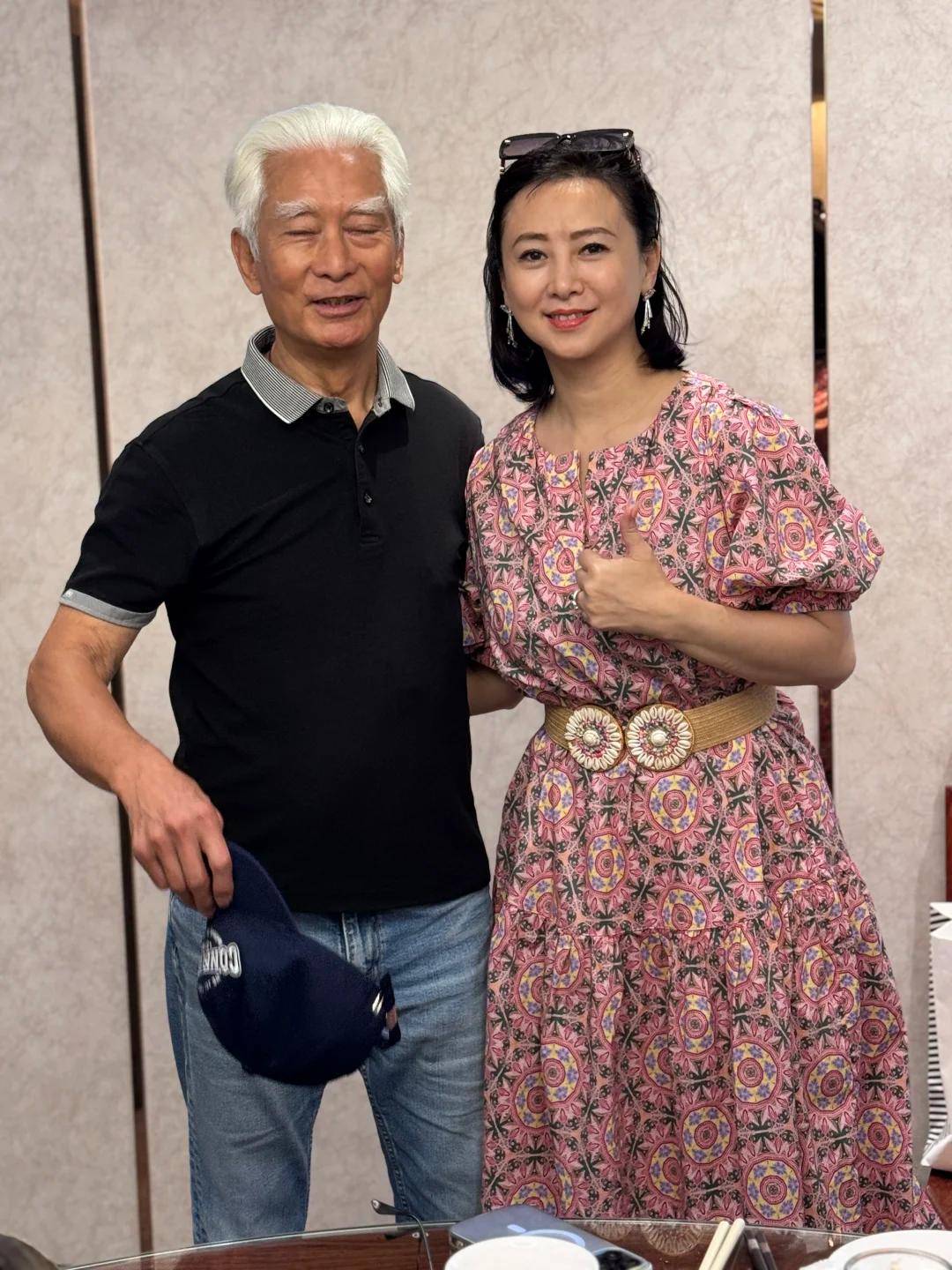 78高雄给57岁翁虹过生日,俩人站一起宛如祖孙三代,容貌差距好大