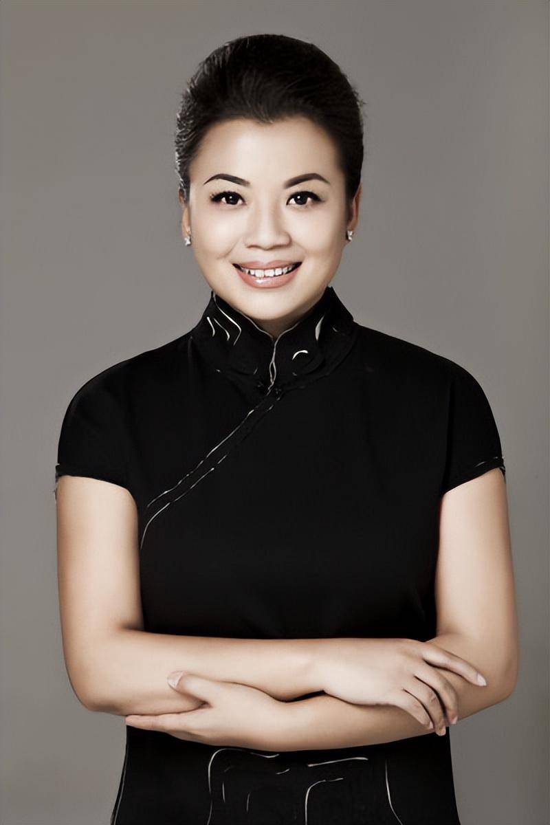 张也演出近照曝光,56岁身材发福明显,穿长裙显得很笨重少了美感