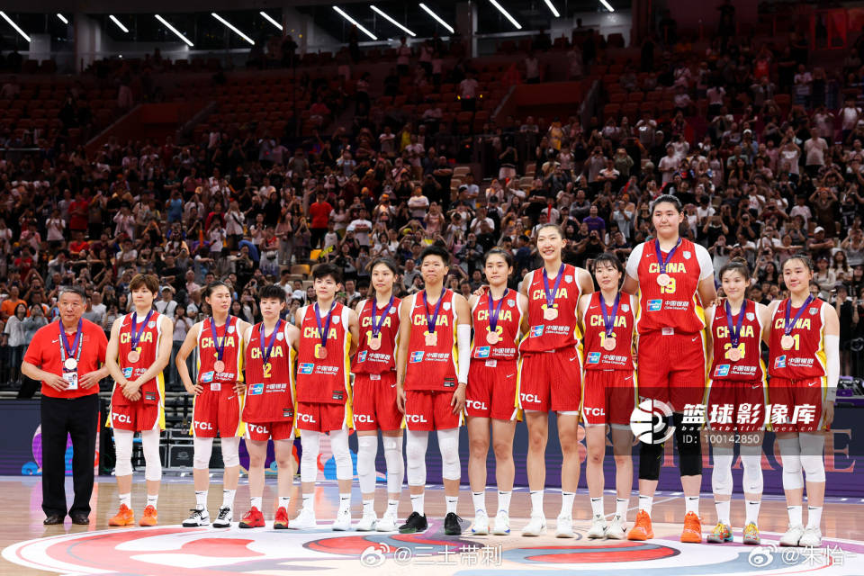 中国女篮未来走向：宫鲁鸣执教策略引发热议，李梦与郭士强成焦点