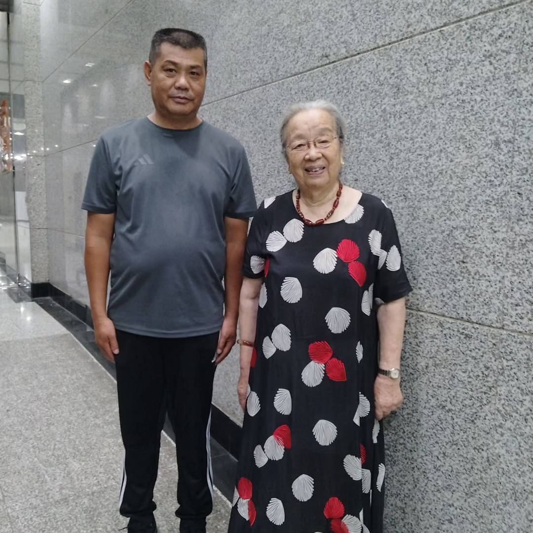 原创89岁容嬷嬷李明启到医院看病弓着背认不清路亲儿子没陪着