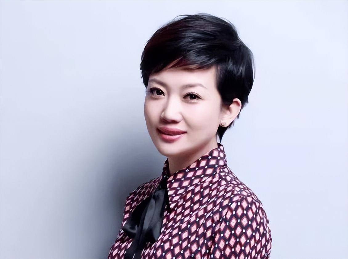 央视主持人王端端,曾因直播落泪被质疑,47岁事业有成回馈家乡